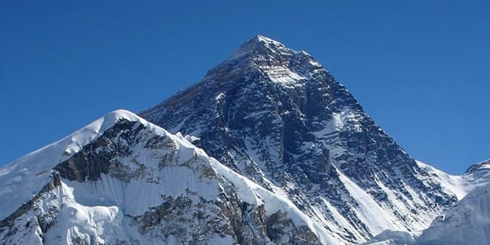 L'Everest trasformato in una discarica: si rischia l'emergenza sanitaria